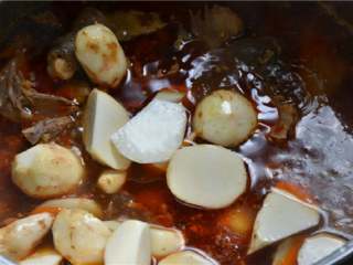 13、姜汁芋儿鸡,放入芋头,如果没有买到芋头,也可以使用土豆、胡萝卜等其他辅料。