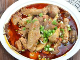 14、姜汁芋儿鸡,最后,撒上葱花或者蒜苗,就做成了。