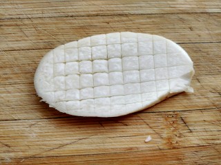 4、蚝油杏鲍菇,每一片杏鲍菇横切再竖切，底部不要切断。。