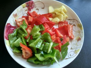 6、蚝油杏鲍菇,辣椒，生姜切块。