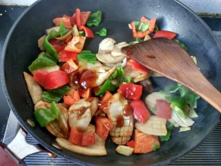 11、蚝油杏鲍菇,放蚝油，翻炒。