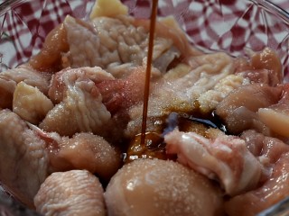 3、辣子鸡,倒入生抽