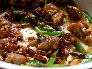 14、辣子鸡,还有白芝麻，也撒上一些，特别香