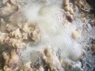 12、肥牛饭,煮开水下肥牛,变色捞出