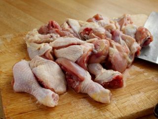 2、大盘鸡,3.鸡处理干净,剁大块。