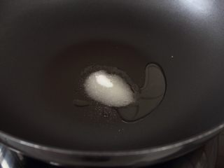 4、大盘鸡,5.锅里放一汤勺子油,半汤勺子糖,还可加一汤匙清水,糖更容易溶化。