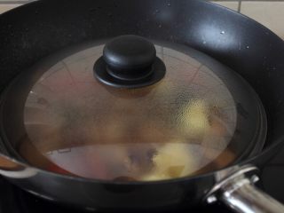 7、大盘鸡,10.盖锅炖10-20分钟。