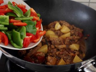 8、大盘鸡,11.水烧的差不多的时候,鸡肉已烂,将切块的青红椒入锅。