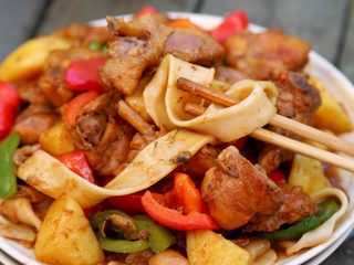 12、大盘鸡,鸡盛到盘中,美美的享受吧。