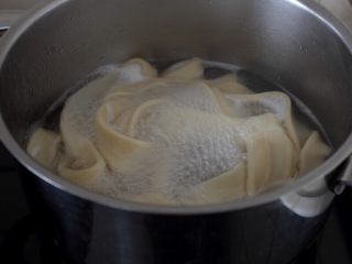 10、大盘鸡,13.将醒好的面用手捏扁,拉成长条,下入滚水锅中。