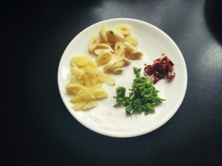 6、土豆烧鸡块,生姜，大蒜，辣椒，香葱切碎。