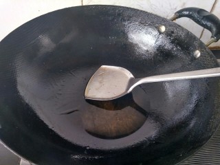 7、土豆烧鸡块,锅里放油烧热。