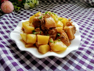 17、土豆烧鸡块,撒上香葱，土豆软烂，鸡肉香滑，好吃的停不下来。