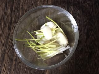 2、辣椒炒肉,葱切成段，姜蒜切片