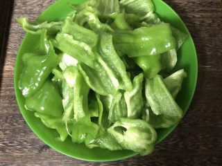 4、辣椒炒肉,切成小块