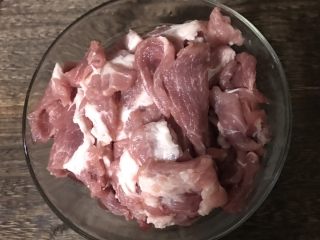 6、辣椒炒肉,切成薄片