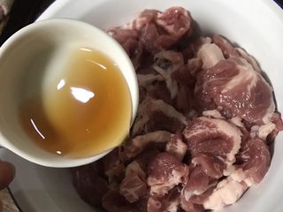 7、辣椒炒肉,肉片中加入15克黄酒