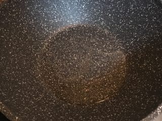 11、辣椒炒肉,锅烧热后倒入一点点油