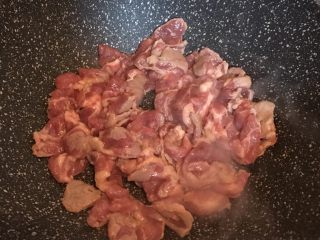 12、辣椒炒肉,加入肉片翻炒至变色