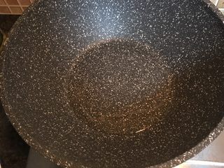 13、辣椒炒肉,另起一锅放入适量油