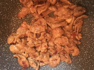 16、辣椒炒肉,加入肉片翻炒均匀