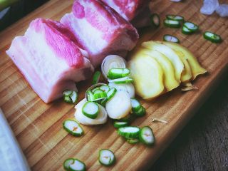 3、肥而不腻 香糯酥烂的 东坡肉,葱 姜切片