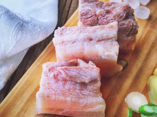 5、肥而不腻 香糯酥烂的 东坡肉,煮好后捞出备用