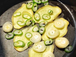 6、肥而不腻 香糯酥烂的 东坡肉,将葱姜片铺在锅底 (肉量不多建议用小锅)