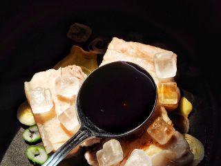 9、肥而不腻 香糯酥烂的 东坡肉,倒入生抽