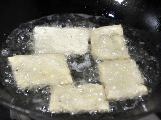 2、红烧豆腐---两面黄,锅中下油，油的用量要比一般炒菜的油多。油热后，将豆腐一片片下锅，中途翻面，但不要频繁翻动，炸至两面颜色金黄，边角起酥，这期间注意火候，不要糊