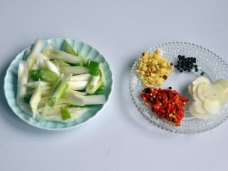 4、红烧豆腐---两面黄,准备配料，如图。
