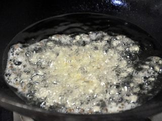 5、红烧豆腐---两面黄,锅中热油至6成熟，倒入花椒、姜末。