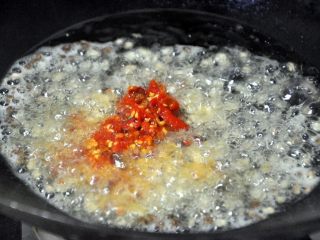 6、红烧豆腐---两面黄,接着放入泡椒，翻炒几下，泡椒起到提味的作用，其实并不怎么辣，普通人都可以食用。