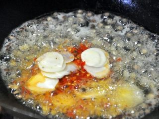 7、红烧豆腐---两面黄,放入蒜片，炒出香味。