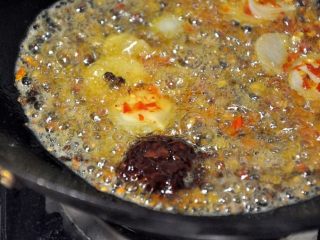 8、红烧豆腐---两面黄, 放入一勺郫县豆瓣酱，翻炒出香味。