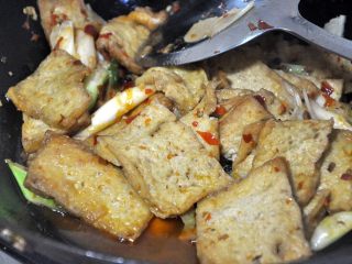 12、红烧豆腐---两面黄,营养又好吃，你学会了吗？