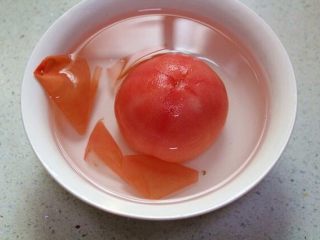 3、水煮鱼片这么烧,健康营养有颜值!全家人吃了赞不绝口!,轻松剥去外皮,皮丢弃,去了皮的西红柿切一厘米见方的小丁,尽量小不要大