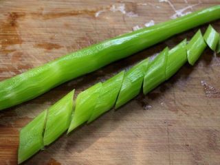 4、水煮鱼片这么烧,健康营养有颜值!全家人吃了赞不绝口!,莴笋去皮,斜切成段