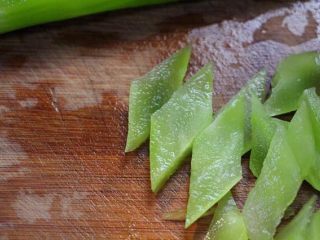 6、水煮鱼片这么烧,健康营养有颜值!全家人吃了赞不绝口!,切下去就成了菱形,这样的刀法平时烧根茎类蔬菜都可以用到,简单的一盘菜立马有颜值了