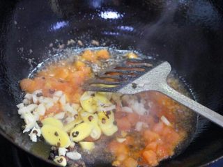 9、水煮鱼片这么烧,健康营养有颜值!全家人吃了赞不绝口!,下姜片,蒜末,和少量的花椒翻炒出香味