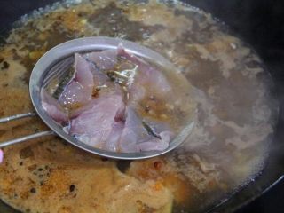 11、水煮鱼片这么烧,健康营养有颜值!全家人吃了赞不绝口!,鱼片放漏勺里入锅略烫至变色即捞出,小编的漏勺似乎小了些,漏了三次才好,没有漏勺也没关系,直接把鱼片倒进来几秒钟的样子略发白就捞出,乘在一个干净的容器里放一边备用,这一步忘了拍图