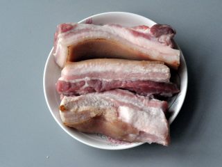 1、红烧肉,准备五花肉，最好半肥半瘦。