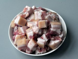 2、红烧肉,将五花肉切块，大小适中。