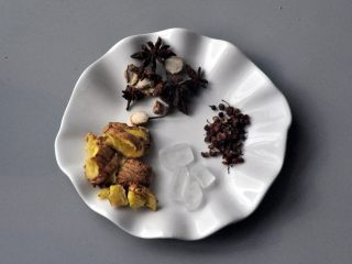 3、红烧肉,准备调料。