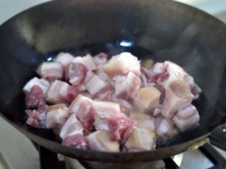 5、红烧肉,倒入五花肉