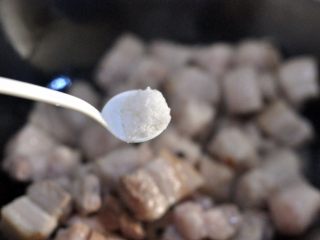 6、红烧肉,倒入一勺盐。