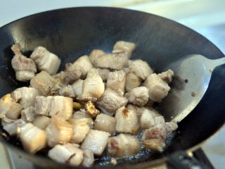 7、红烧肉,翻炒，炒至五花肉变色微发黄，炒出部分的油。