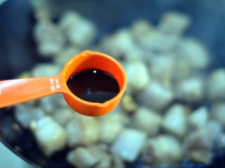 8、红烧肉, 倒入老抽，我用的东坡红，上色会比较好看。