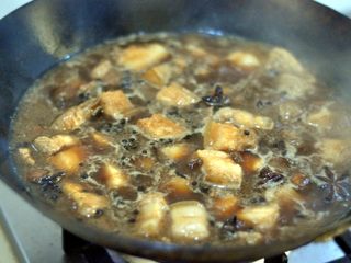 11、红烧肉,锅中倒入水，刚好盖入五花肉。红烧肉一定要小火慢炖，炖的时间要依照自家的口感而定，我用了1小时。