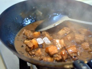 12、红烧肉,倒入冰糖，收干汁水即可。